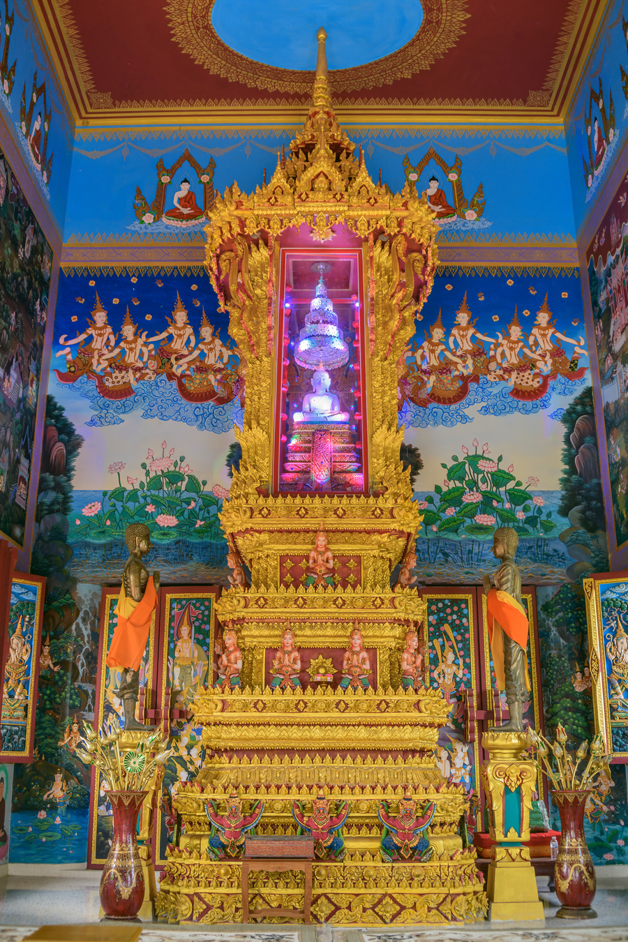 Interior of a temple at Wat Khao Rang temple  Imprimer