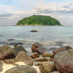 Ya-nui rock beach island 2