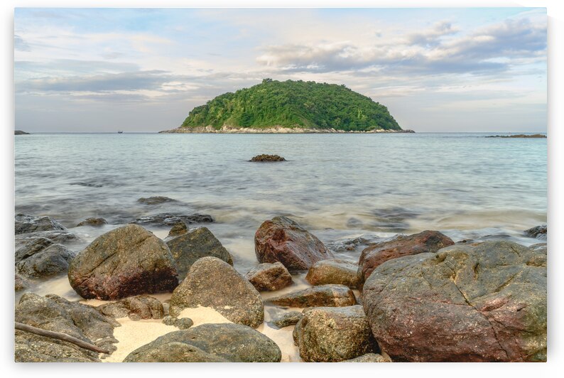 Ya-nui rock beach island 2 by Justin Richard Batten